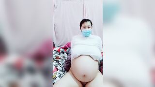 Gái bầu vú không tím bố cho con trên live