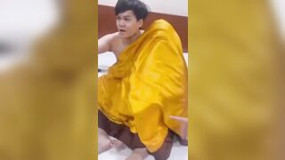 Tiểu tam bị bố chồng đánh ghen lột sạch đồ lòi cả vú lòn ra ngoài