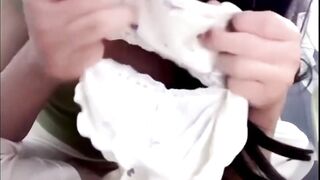 Em gái nứng lồn liếm đáy quần lót thủ dâm