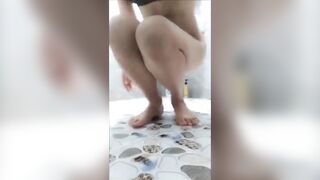 đi tắm em còn lén lấy dưa leo để thủ dâm - phần 1