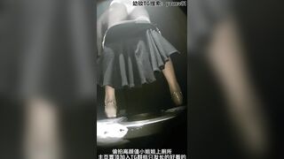 Quán bar cô nàng khí chất cao cấp, khoảnh khắc ngồi xổm xuống ai mà biết