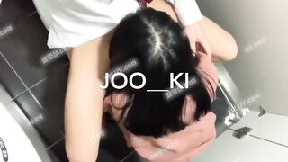 Quay lén, 2 em HS Cấp 3 vào WC Bú cu, Lút cán Djt nhau bị phát hiện