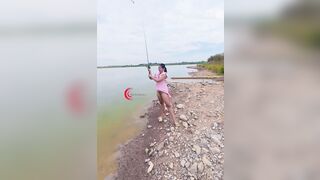 Cần thủ câu cá ở hồ lồn múp đít bự xăm trổ