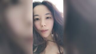 Chị máy bay 1980 dụ dỗ đứa cháu 2k vào đời