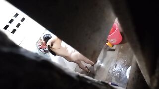 Quay trộm 2 mẹ con MBBG hàng xóm tắm truồng ngon quá
