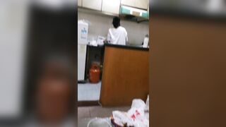 Lén lút chịch e dâu dâm đãng dưới bếp khi mà e k mặc đồ lót nấu ăn lúc a lên thăm