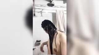 Đặt cam quay lén chị dâu đi tắm,thấy c nhìn mãi vào cam tưởng chị phát hiện r chứ