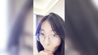 Em học sinh 2k5 đeo kính bú cặc dâm đãng bắn tinh đầy mồm