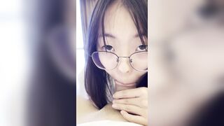 Em học sinh 2k5 đeo kính bú cặc dâm đãng bắn tinh đầy mồm