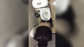 seri đặt cam quay lén nhà vệ sinh nữ em nào đít cũng to lồn múp - phần 15