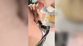 Địt em nhân viên phục vụ còn chưa kịp tháo tạp dề