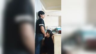 Cho vợ đi bán hàng bị trai địt doggy bắn tinh đầy mồm dâm đãng