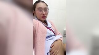 Em học sinh 2 k5 lồn múp thủ dâm khoe hàng dâm đãng