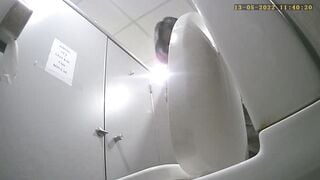quay lén nhà vệ sinh nữ trong trung tâm thương mại đi đái hồi hộp quá - phần 8