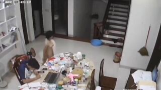 Thằng anh đang học bài mà con bé em họ 16 tuổi tụt quần chạy tới chạy lui.