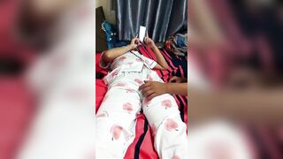 Dụ dỗ em gái 16 tuổi chơi điện thoại, thằng anh họ tụt quần con bé xoe hạt le mò lồn.