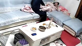 Cháu gái 17 tuổi bấm điện ông chú họ tụt quần xàm sở, hứng quá hồi ông muốn đụ luôn.