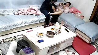 Cháu gái 17 tuổi bấm điện ông chú họ tụt quần xàm sở, hứng quá hồi ông muốn đụ luôn.
