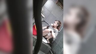 quay lén nhà vệ sinh nữ trong trung tâm thương mại đi đái hồi hộp quá - phần 26