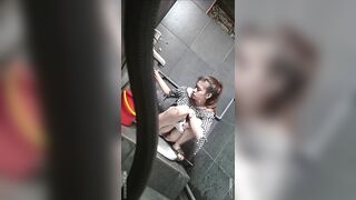 quay lén nhà vệ sinh nữ trong trung tâm thương mại đi đái hồi hộp quá - phần 26