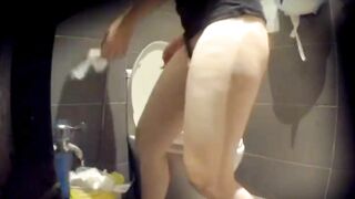 quay lén nhà vệ sinh nữ trong trung tâm thương mại đi đái hồi hộp quá - phần 27