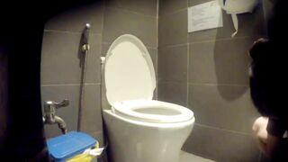 quay lén nhà vệ sinh nữ trong trung tâm thương mại đi đái hồi hộp quá - phần 27
