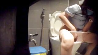 quay lén nhà vệ sinh nữ trong trung tâm thương mại đi đái hồi hộp quá - phần 29