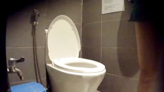 quay lén nhà vệ sinh nữ trong trung tâm thương mại đi đái hồi hộp quá - phần 29