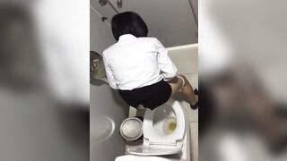 quay lén nhà vệ sinh nữ trong trung tâm thương mại đi đái hồi hộp quá - phần 32