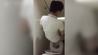 quay lén nhà vệ sinh nữ trong trung tâm thương mại đi đái hồi hộp quá - phần 35