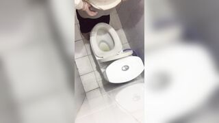 quay lén nhà vệ sinh nữ trong trung tâm thương mại đi đái hồi hộp quá - phần 36