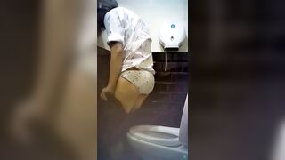 quay lén nhà vệ sinh nữ trong trung tâm thương mại đi đái hồi hộp quá - phần 37