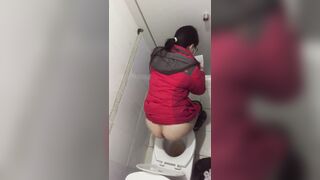 quay lén nhà vệ sinh nữ trong trung tâm thương mại đi đái hồi hộp quá - phần 39