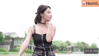 Em Kylie phô dâm public