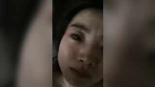 em gái rên rỉ chảy đầy nước lồn ra giường