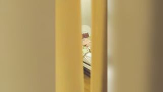 quay lén phát hiện chị dâu  thủ dâm trong phòng