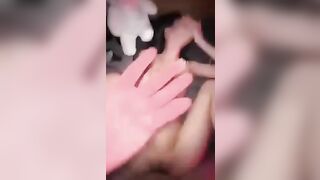 Ba mẹ bên cạnh mà anh kế cứ móc,nhanh quá làm em sướng bắn cả nước ướt giường
