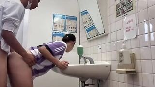 Quan hệ lén lúc ở nhà vệ sinh trường học