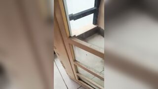 Sáng sớm mang em ra ban công móc lốp