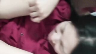 Em gái đang live, bị người yêu nứng giã gạo ngay trên ghế, không kịp cởi đồ