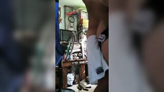 Đến nhà em gái họ chơi tự nhiên nứng cặc đè đụ luôn, nó cũng nứng lồn im lặng cho đụ.