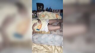 Lén vào phòng xem lồn mẹ kế ngủ không mặc quần