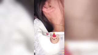 Đụ nhỏ bạn học cùng 16 tuổi trong phòng nhà bạn,thì bị mẹ bạn phát hiện bắt tại trận.