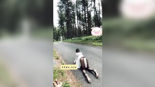 Nay dắt bé slave ra ngoài đường dạo mát bắt cởi sạch đồ bò đi