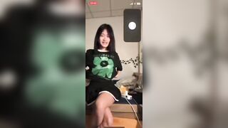 Gạ con bạn thân call video cho xem vú móc lồn dâm đãng