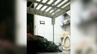 Quay lén được em vợ và mẹ vợ tắm