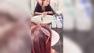 Đụ con bạn thân xinh đẹp trong WC công cộng của trường học