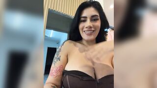 Chị chủ shop quần áo vú to mông bự live khoe hàng trên live