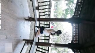 Em học sinh show hàng nơi công cộng còn gọi nhóm trẻ cho họ thấy