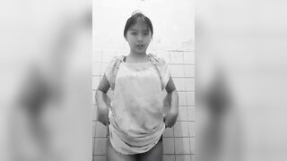 Em sinh viên mới lớn hàng non khoe hàng dâm đãng